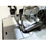Прямострочная промышленная швейная машина с шагающей лапкой, оснасткой для окантовки и устройством обрезки окантовочной ленты Aurora A-0302-D3-LG-TK